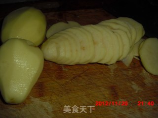西红柿炒土豆的做法步骤：1