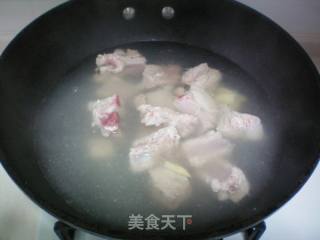 莲藕排骨汤的做法步骤：2
