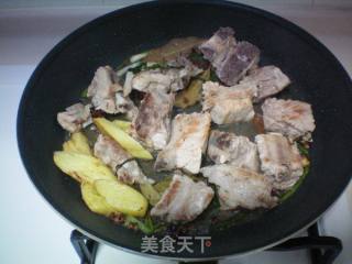 莲藕排骨汤的做法步骤：7