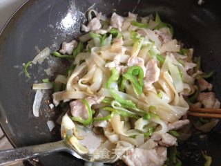 炒河粉的做法步骤：8