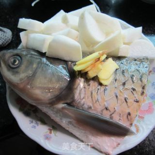 鱼头萝卜汤的做法步骤：1