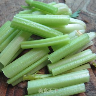 油豆腐炒鱼丸的做法步骤：3