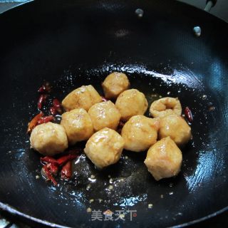 油豆腐炒鱼丸的做法步骤：4
