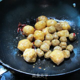 油豆腐炒鱼丸的做法步骤：5