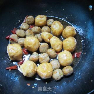 油豆腐炒鱼丸的做法步骤：7