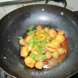 油豆腐炒鱼丸的做法步骤：9