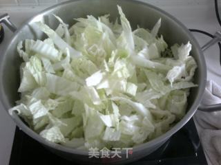 白菜炒木耳的做法步骤：1