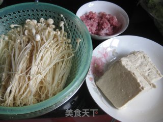 金针菇肉丸炖豆腐的做法步骤：1