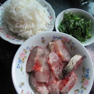 萝卜丝煮鱼的做法步骤：1