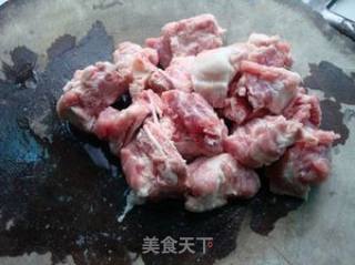 家常炖菜——排骨炖莲藕的做法步骤：1