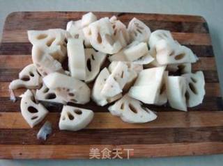 家常炖菜——排骨炖莲藕的做法步骤：3