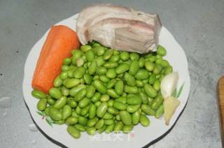 五花肉炒毛豆的做法步骤：1