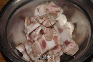 五花肉炒毛豆的做法步骤：2