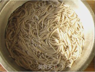 蚝油青椒苦荞麦面条的做法步骤：1