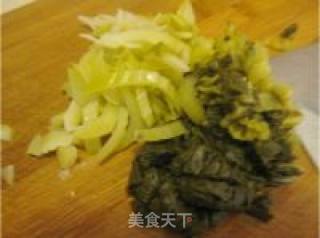 黄花菜鱼骨酸菜汤的做法步骤：2