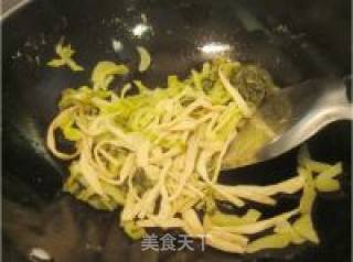 黄花菜鱼骨酸菜汤的做法步骤：3
