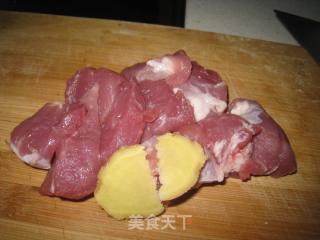 麦冬茯苓炖瘦肉的做法步骤：2