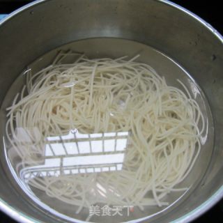 鱼香炒面的做法步骤：1
