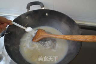 鲜味十足-【豆浆鱼头年糕汤】的做法步骤：8
