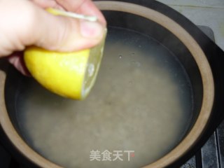 美白养颜的饮品——柠檬薏米水的做法步骤：4