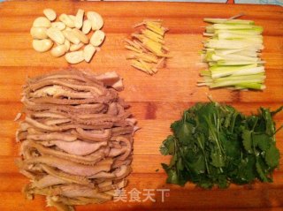 芫爆肚丝的做法步骤：1