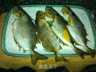 酸菜焖海鱼的做法步骤：1