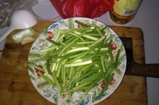 简单美味的蒜薹炒肉的做法步骤：1
