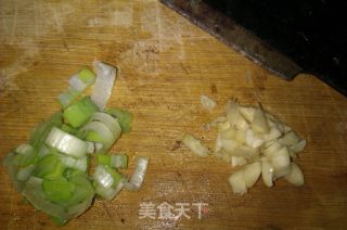 简单美味的蒜薹炒肉的做法步骤：2
