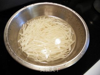 冬菇芹菜土豆丝的做法步骤：1