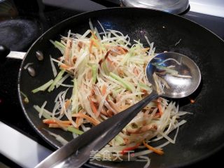 冬菇芹菜土豆丝的做法步骤：9