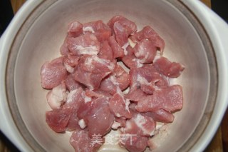 红烧肉炖白菜粉条的做法步骤：1
