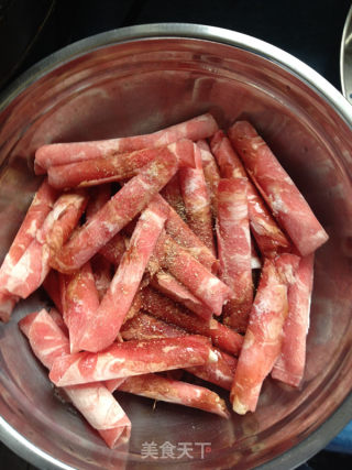 萝卜汆羊肉的做法步骤：1