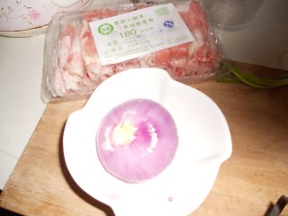 冬季快手菜----孜香葱爆羊肉卷的做法步骤：1