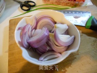 冬季快手菜----孜香葱爆羊肉卷的做法步骤：2
