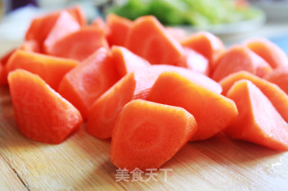胡萝卜玉米龙骨汤的做法步骤：2