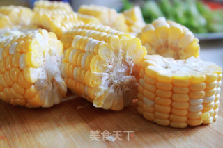 胡萝卜玉米龙骨汤的做法步骤：3