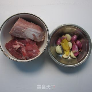 葱酥肉燥饭的做法步骤：1