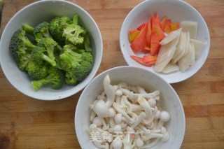创意吃菜喝豆浆-【豆奶烩什锦】的做法步骤：2