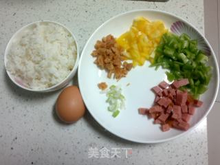 蛋炒饭的做法步骤：1