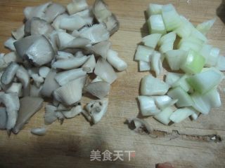 土豆鸡肉蘑菇焖饭的做法步骤：3