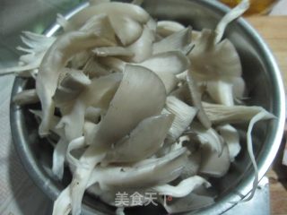 猪肉洋葱炒平菇的做法步骤：1