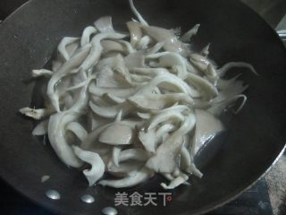 猪肉洋葱炒平菇的做法步骤：2
