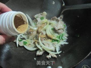 猪肉洋葱炒平菇的做法步骤：7