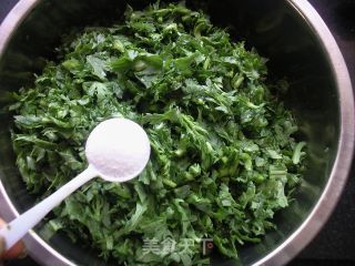 牛肉茼蒿粗粮包的做法步骤：1