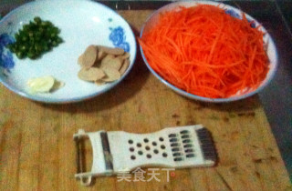 红萝卜丝炒鸡肉肠的做法步骤：2