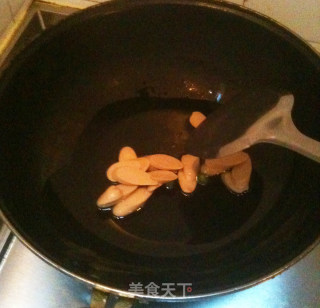 红萝卜丝炒鸡肉肠的做法步骤：3
