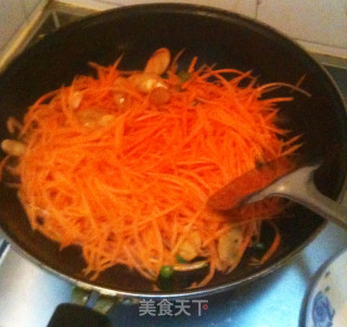 红萝卜丝炒鸡肉肠的做法步骤：5