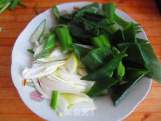 大葱炒鸡蛋 东北菜的做法步骤：2