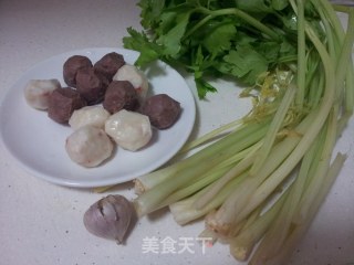 双丸炒香芹的做法步骤：1