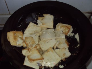 肉酱木耳浇豆腐的做法步骤：1